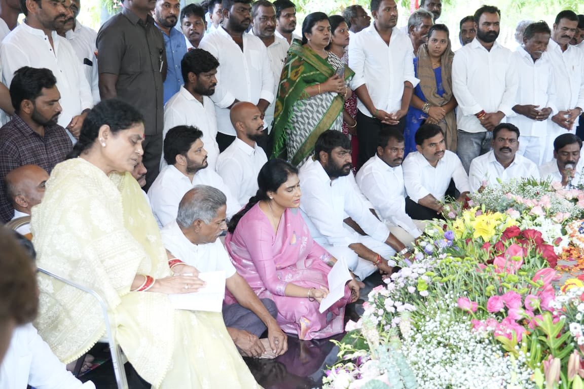 PittaRamReddy's tweet photo. కాలం గడిచిపోవచ్చు, కానీ #YSR గారి జ్ఞాపకాలు శాశ్వతంగా నిలిచి ఉంటాయి. కోట్లాది మంది హృదయాల్లో చెరగని ముద్ర వేసుకున్న నాయకుడు #YSR గారిని స్మరించుకుంటూ ఈ రోజు 17 వ వర్ధంతి సందర్భంగా ఇడుపులపాయలో YS విజయమ్మ మరియు YS షర్మిలమ్మ గార్లతో కలిసి ఘన నివాళులు అర్పించడం జరిగింది. 🙏💐 https://t.co/Lltrd4YUd7