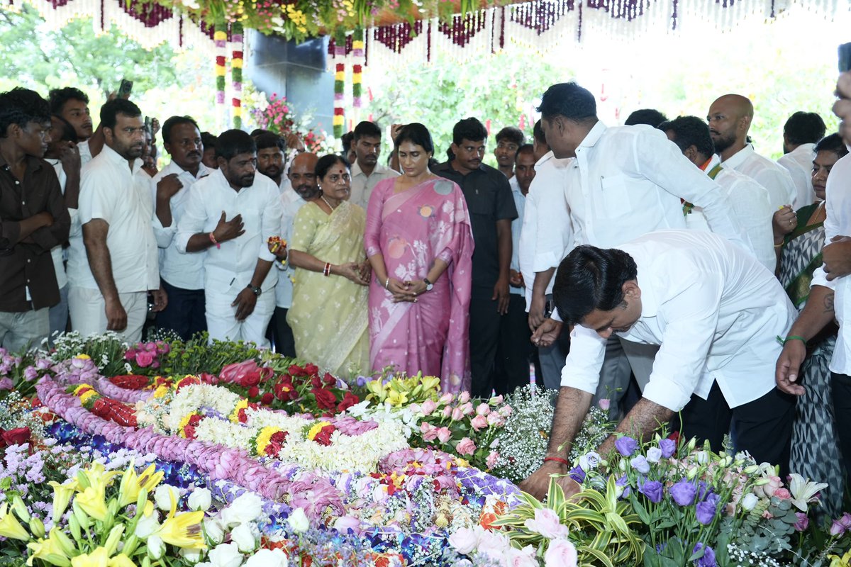 PittaRamReddy's tweet photo. కాలం గడిచిపోవచ్చు, కానీ #YSR గారి జ్ఞాపకాలు శాశ్వతంగా నిలిచి ఉంటాయి. కోట్లాది మంది హృదయాల్లో చెరగని ముద్ర వేసుకున్న నాయకుడు #YSR గారిని స్మరించుకుంటూ ఈ రోజు 17 వ వర్ధంతి సందర్భంగా ఇడుపులపాయలో YS విజయమ్మ మరియు YS షర్మిలమ్మ గార్లతో కలిసి ఘన నివాళులు అర్పించడం జరిగింది. 🙏💐 https://t.co/Lltrd4YUd7