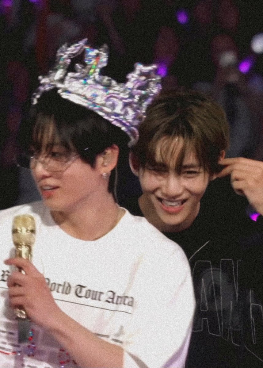 kkuktaes's tweet photo. taehyung with little prince vs taehyung with his little prince https://t.co/AbE2GHzwfl