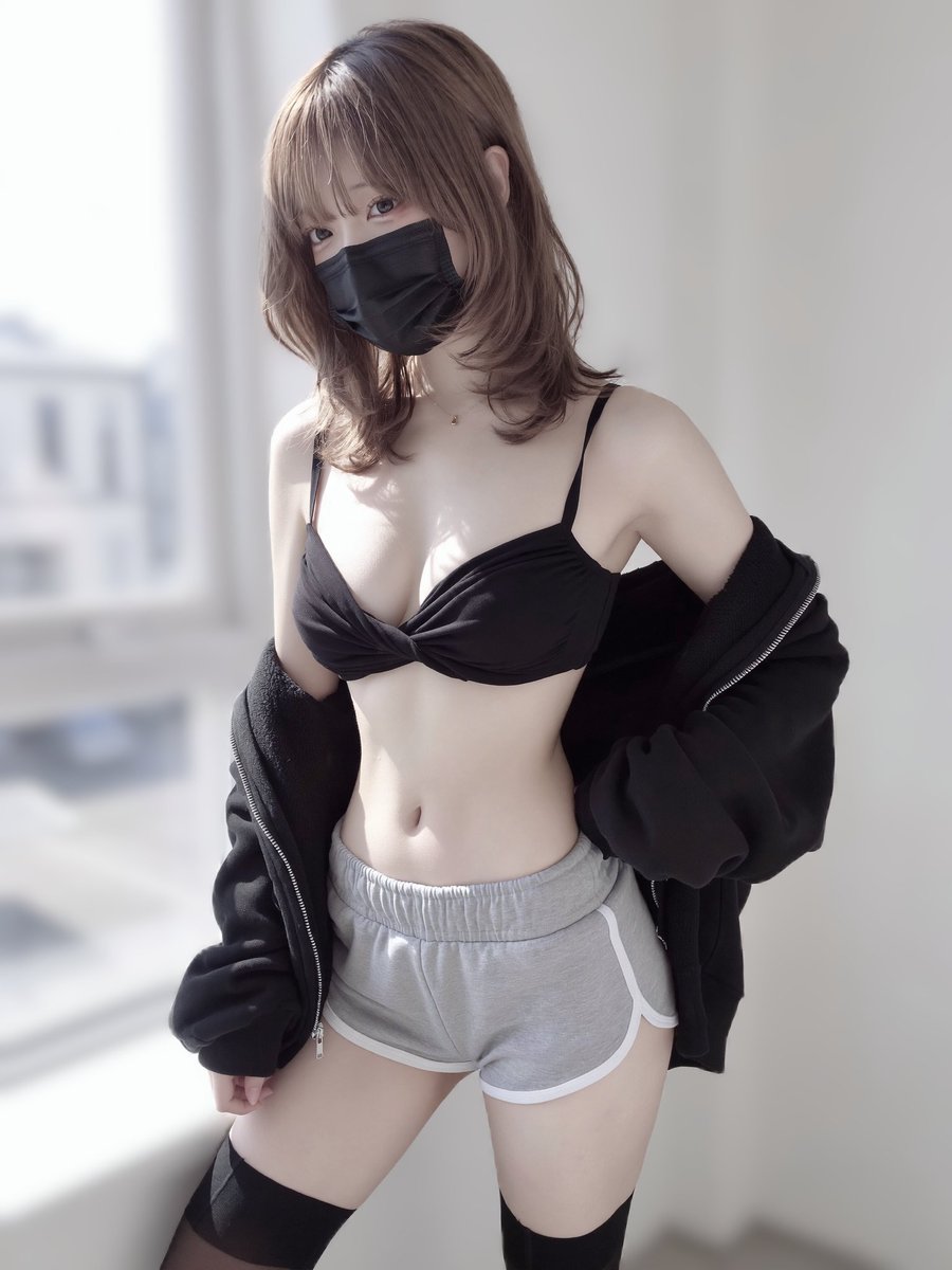 hinadayooo_ty's tweet photo. 隠れてる方が気になっちゃうでしょ？🤭 https://t.co/KkyzVJb7uP