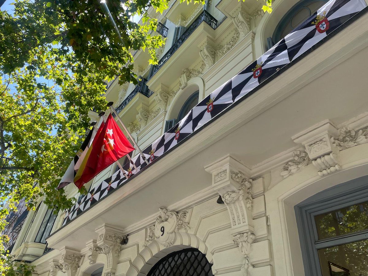 icam_es's tweet photo. #DíadeCeuta | La bandera de Ceuta ondea ya en la fachada del Ilustre Colegio de la Abogacía de Madrid en apoyo a la ciudad.

Este miércoles, a las 19:30h, tendrá lugar una lectura pública del manifiesto ICAM antes de acudir a la concentración convocada en Madrid. https://t.co/ebwofRoNHC