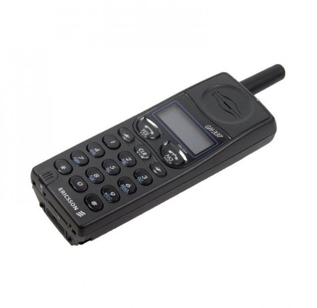 BongSaculles's tweet photo. My first ever mobile phone. Analog. But sleek (palm-sized). O lapagan na ng first ever cellphone diyan!  😁

#firstevercp #firstevercellphone https://t.co/VxmowwDJOq