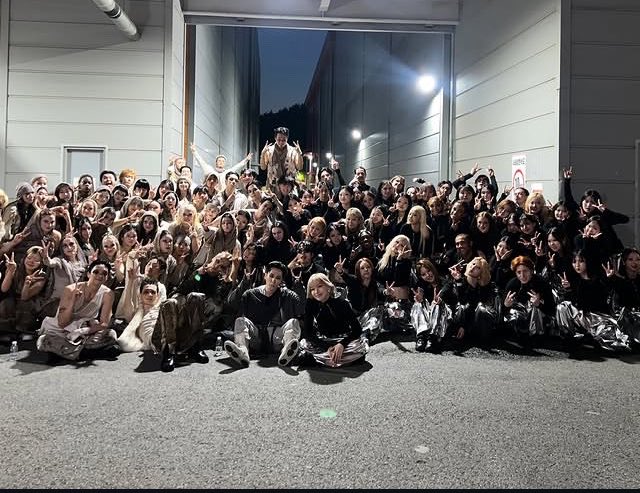 camiontheback7's tweet photo. TEAM BADA and TEAM INGYOO 🩵💚 https://t.co/bgzRTG3nIU