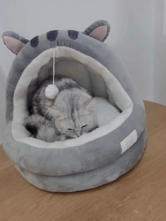 Vakarria1's tweet photo. 下班在家用旧T恤做了个猫窝，省下几十块还超贴合猫主子的喜好，手工废也能玩～， https://t.co/FtuFJAP7jp