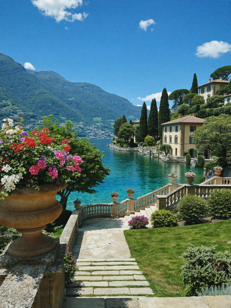reminiscinbby's tweet photo. Lake Como, Italy https://t.co/NsKefJm7ak
