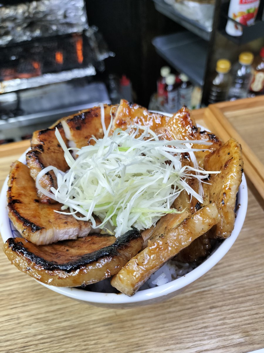 TontonSenba's tweet photo. 【お知らせ】

豚丼屋TONTON船場店ですが、事業譲渡することになり、オーナー変わります。
皆様には大変可愛がって頂きました。本当にありがとうございます。
譲渡後も同じ様にTONTONとして営業されます。

私は引継ぎでまだおりますが、西中島エリアに10月メドに移転して、またTONTONをやる予定です。 https://t.co/3lAf5fLG8y