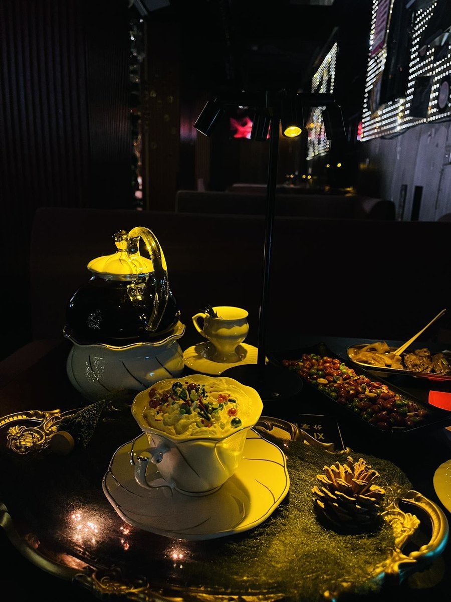 JimmyJohnnn1's tweet photo. 凌晨两点的路边小馆，暖黄灯光裹着热粥香，刚收工的人和赶夜路的人，碰个杯就把疲惫揉进了烟火气里。 https://t.co/MT75VviFiW