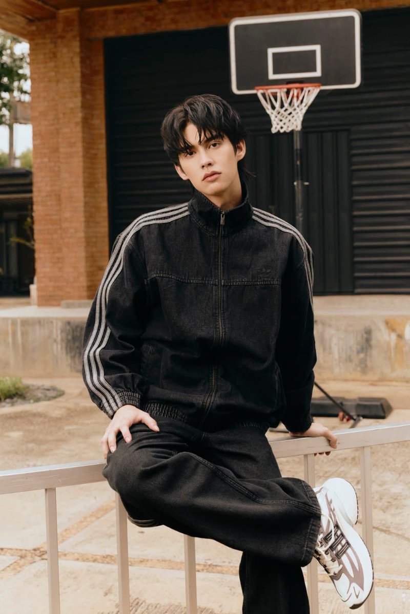 newsway_ent's tweet photo. อาดิดาส ออริจินอลส์ เปิดตัวคอลเลกชัน FW26 Denim ดึงสี่พาร์ทเนอร์หลัก ร่วมถ่ายทอดเรื่องราวของคนที่กล้าเป็นตัวเอง

#BamBam #bbrightvc
#thanaerngnin #AllyNitibhon
#adidasThailand

อาดิดาส ออริจินอลส์ เดินหน้านิยามความเป็นออริจินอลอีกครั้งผ่านคอลเลกชัน FW26 DENIM ภายใต้แนวคิด “Traced of Courage” บอกเล่าเรื่องราวของจุดยืน และความกล้าที่จะเป็นตัวเอง ผ่านเครื่องแต่งกายที่ถูกออกแบบมาเพื่ออยู่กับผู้สวมใส่ในทุกจังหวะของไลฟ์สไตล์

เดนิมอาจเป็นหนึ่งในไอเท็มที่คุ้นเคยที่สุดในตู้เสื้อผ้า แต่ความคลาสสิกไม่ได้หมายความว่าต้องเหมือนเดิมเสมอไป เพราะเสน่ห์ของเดนิมอยู่ที่การเปิดพื้นที่ให้ทุกการเคลื่อนไหว ทุกประสบการณ์ และทุกช่วงเวลาค่อย ๆ ฝากร่องรอยลงบนผืนผ้า เมื่อวันเวลาผ่านไป ร่องรอยเหล่านั้นจะค่อย ๆ เผยออกมาเป็นลวดลายเฉพาะตัวที่ไม่อาจทำซ้ำได้ เปรียบเสมือนเรื่องราวของแต่ละคนที่ถูกหล่อหลอมขึ้นจากเส้นทางที่เลือกเดิน และสิ่งที่เลือกยึดมั่นระหว่างทาง

สำหรับคอลเลกชัน FW26 DENIM อาดิดาส ออริจินอลส์ นำเสนอเดนิมในหลากหลายเฉด ตั้งแต่โทนสีเข้มที่ให้ความรู้สึกเรียบเท่ ไปจนถึงโทนสีอ่อนที่มอบลุคสบาย ๆ อย่างเป็นธรรมชาติ พร้อมด้วยไอเท็มอีกมากมาย ตั้งแต่แจ็กเก็ตเดนิม กางเกงเดนิมทรงขากระบอก และขาม้า ไปจนถึงกางเกงกระโปรง เติมทางเลือกให้เดนิมยังคงเป็นหนึ่งในเครื่องแต่งกายเหนือกาลเวลาที่สามารถหยิบมาปรับใช้ได้ในหลากหลายโอกาส ไม่ว่าจะจับคู่กับสนีกเกอร์คู่โปรดเพื่อสร้างลุคสบาย ๆ ในชีวิตประจำวัน หรือเพิ่มเลเยอร์ และองค์ประกอบต่าง ๆ เพื่อสร้างลุคที่สะท้อนคาแรกเตอร์ให้ชัดเจนยิ่งขึ้น

ความพิเศษของเดนิมจึงไม่ได้อยู่เพียงแค่ดีไซน์ แต่คือความสามารถในการปรับเปลี่ยนไปพร้อมกับผู้สวมใส่ เป็นไอเท็มหลักที่ไม่จำกัดอยู่กับสไตล์ใดสไตล์หนึ่ง และเปิดโอกาสให้ทุกคนตีความใหม่ได้ในแบบของตนเอง

เพื่อถ่ายทอดมุมมองของความเป็นออริจินอลที่หลากหลาย แคมเปญนึ้ได้ดึง แบมแบม–กันต์พิมุกต์, ไบร์ท–วชิรวิชญ์, ต้าเหนิง–กัญญาวีร์ และแอลลี่–อชิรญา ตัวแทนของคนรุ่นใหม่ที่มีไลฟ์สไตล์โดดเด่น โดยแต่ละคนสะท้อนเส้นทาง และวิธีการแสดงออกถึงตัวตนที่แตกต่างกัน แต่มีจุดร่วมเดียวกัน คือการเลือกสร้างนิยามของตัวเอง แทนที่จะเดินตามรอยของใคร

เพราะท้ายที่สุดแล้ว สไตล์ที่ทรงพลังที่สุดอาจไม่ใช่สไตล์ที่พยายามบอกให้โลกรู้ว่าเราเป็นใคร แต่คือสไตล์ที่เกิดขึ้นจากการใช้ชีวิตในแบบของเราเอง

พบกับคอลเลกชัน FW26 DENIM ในวันอังคารที่ 1 กันยายน 2569 ในราคา 3,800 – 5,300 บาท สำหรับเครื่องแต่งกาย ราคา 900 – 1,900 สำหรับแอ็กเซสซอรี่ ที่ร้านอาดิดาส แบรนด์เซ็นเตอร์ ร้านอาดิดาส ออริจินอลส์ รวมถึงช่องทางออนไลน์ที่ https://t.co/Fl4kT06GYc, แอปพลิเคชัน adidas และ Line @adidasThailand