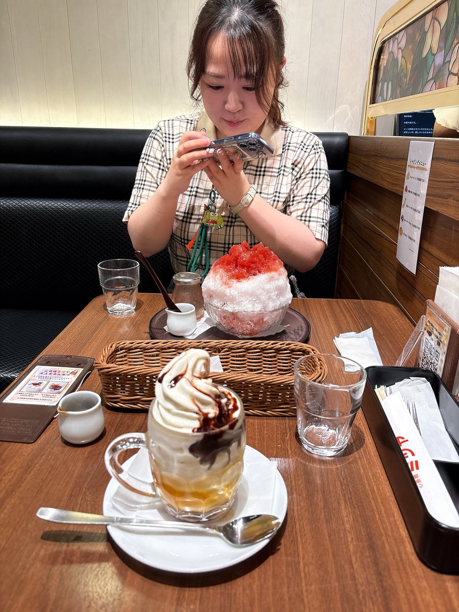 Toto_maru0105's tweet photo. ましろちゃんとランチに行ってきますた！！🥰
久々にお会いできて、いっぱい色んなお話できてうれしかった！！

かき氷を撮るましろちゃんを撮るおいら
ツーショットを忘れていたぜ…
今度はツーショットも撮りまくるぞお📷 https://t.co/Xuo1BeOATz