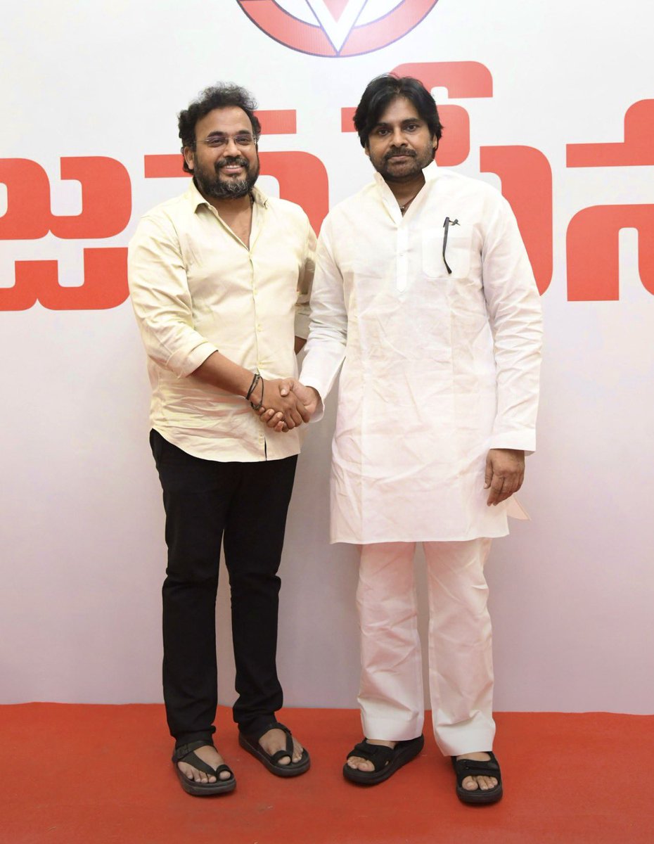 Boddepalliraghu's tweet photo. మా అధినేత జనసేనాని ఆంధ్రప్రదేశ్ ఉప ముఖ్యమంత్రి వర్యులు శ్రీ పవన్ కళ్యాణ్ గారికి పుట్టినరోజు శుభాకాంక్షలు.ఆ భగవంతుడు మీకు ఎల్లవేళలా అండగా ఉండాలని. ఒక అభిమానిగా ఒక జనసైనికుడిగా మరొకసారి జన్మదిన శుభాకాంక్షలు.
@PawanKalyan
@JanaSenaParty 
#HBDjanaSenaniPawanKalyan https://t.co/anpj4eglPm