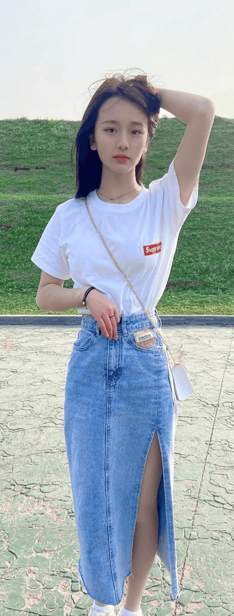 MegganERuzicka's tweet photo. [旧牛仔裤剪一剪，缝个花边就变身成小清新帆布包了，容量够装日常物件，环保又实用！]， https://t.co/ePJ1jZOzkp