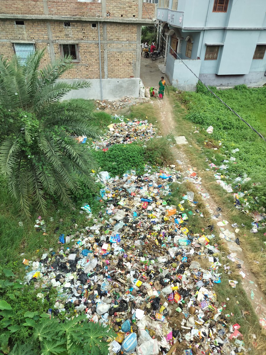 Rupesh48375390's tweet photo. “स्वच्छ भारत का सपना तभी साकार होगा, जब घर के पीछे पड़े कचरे पर भी सरकारी विभाग की नजर पड़ेगी।”
Near postal colony 
Magardahi ward -35 samastipur (Bihar) https://t.co/S8sXyOhVLA