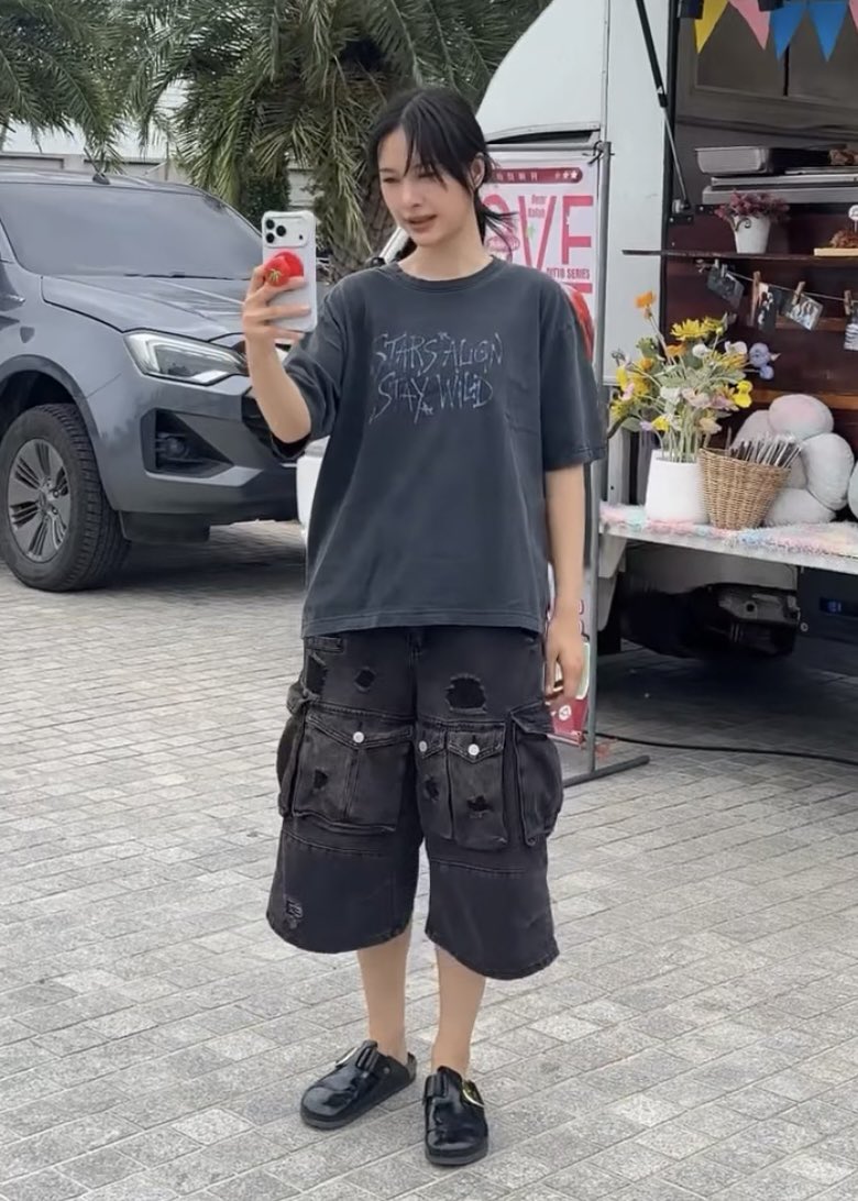 jjubam235's tweet photo. 한껏 폼잡고 가오 셀카 올렸는데
러브가 찍은 영상에서는 그저 팔척 얼딩 같음 https://t.co/gFJpQynBR3