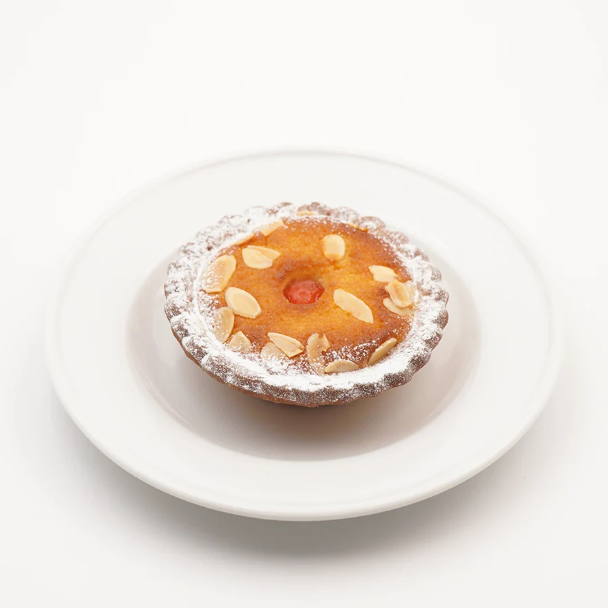 romiunieWebShop's tweet photo. 「Bakewell Tart Cache-Cache（ベイクウェルタルトカシュカシュ）」

サクサクの生地にたっぷりのアーモンドクリーム、そして、いちじくのコクとカシスの酸味が重なった深みのあるジャム。
アーモンドの香ばしさと果実の甘酸っぱさを一緒に楽しめる、秋にぴったりのベイクウェルタルトです。

おうちでリベイクして焼き立てをお楽しみください。
https://t.co/tMMFcnfApt