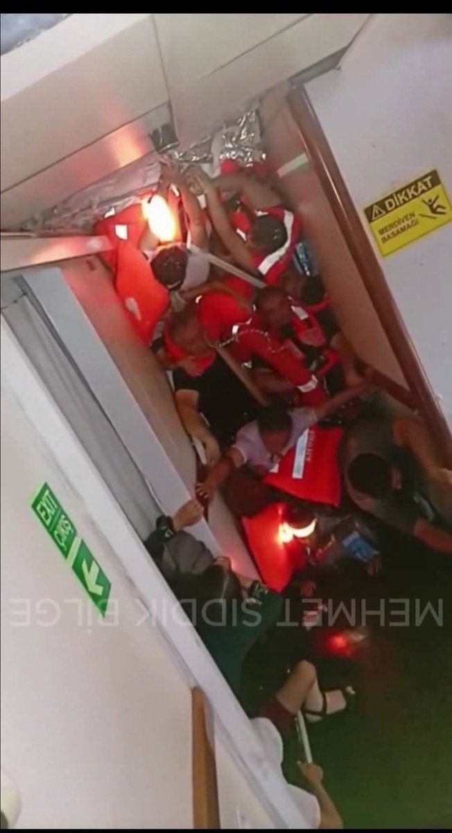 sabahatinismail's tweet photo. Ölümün fotoğrafı
Geminin yan yatmasıyla bir anda merdivenlerde üst üste sıkışıp kalan çaresiz insanlar
Ardından gemi su aldı ve olan oldu
Büyük olasılıkla kayıpların çoğunluğu burada hayatını kaybetti! https://t.co/at0v23S9tX