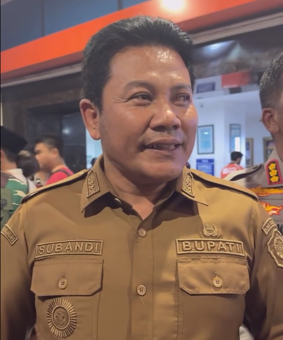 SRadio982's tweet photo. Ratusan santri di Sidoarjo keracunan MBG, Bupati Sidoarjo pastikan tidak ada korban jiwa.

Lebih dari 500 santri dari Ponpes Mambaul Hikam, Desa Putat, Kecamatan Tanggulangin, Sidoarjo, diduga mengalami keracunan makanan, Selasa malam (1/9/2026). (c) https://t.co/19yTuzJ1H1