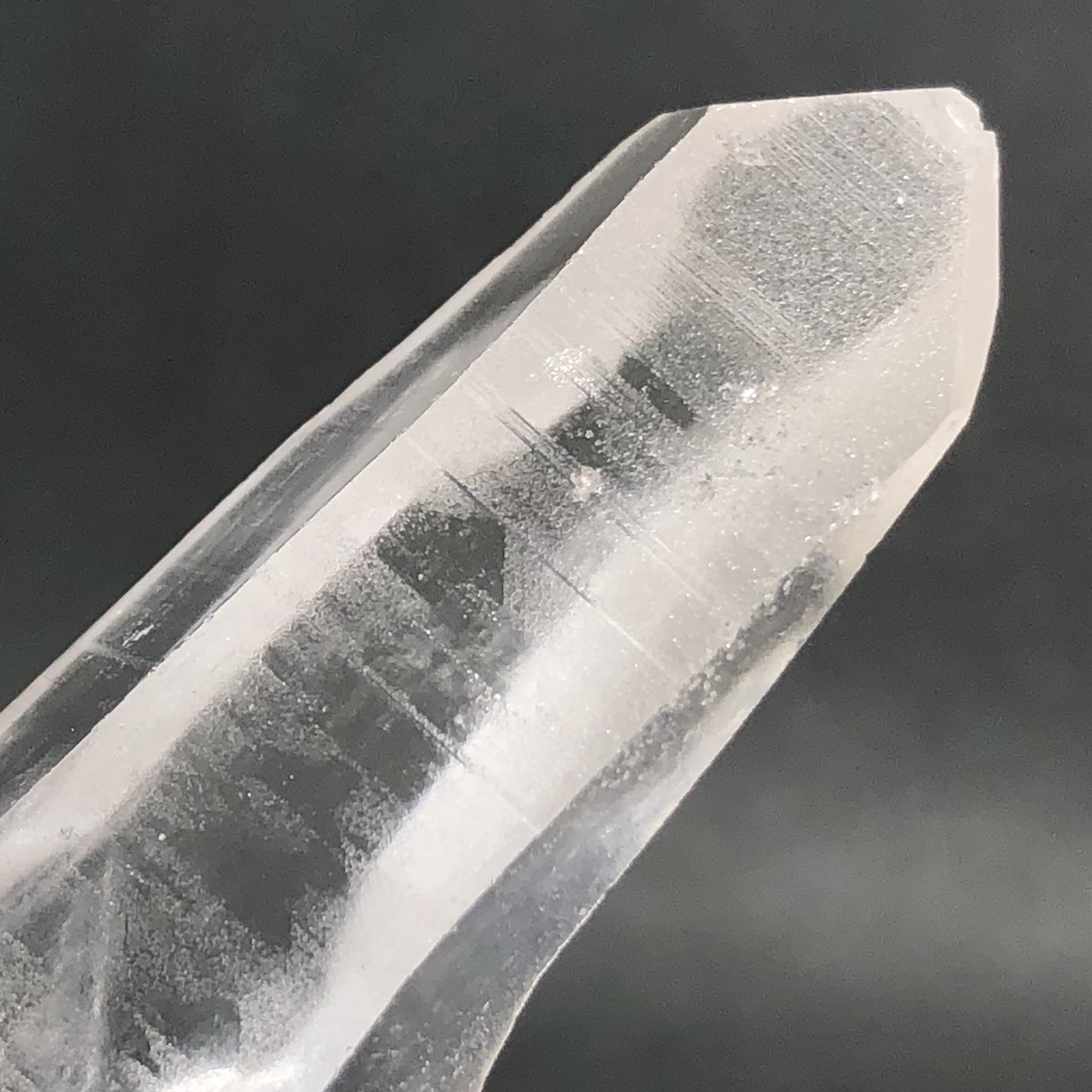 Crystal_Studio1's tweet photo. ブラジル産の水晶単結晶を1点、Yahoo!オークションに出品しました。
柱面には横方向の条線の間に三角形のような模様が見えます。約16g

▼商品ページ
https://t.co/FYALhAIdIq

#水晶 #天然石 #鉱物 https://t.co/tfhFoiMjGA