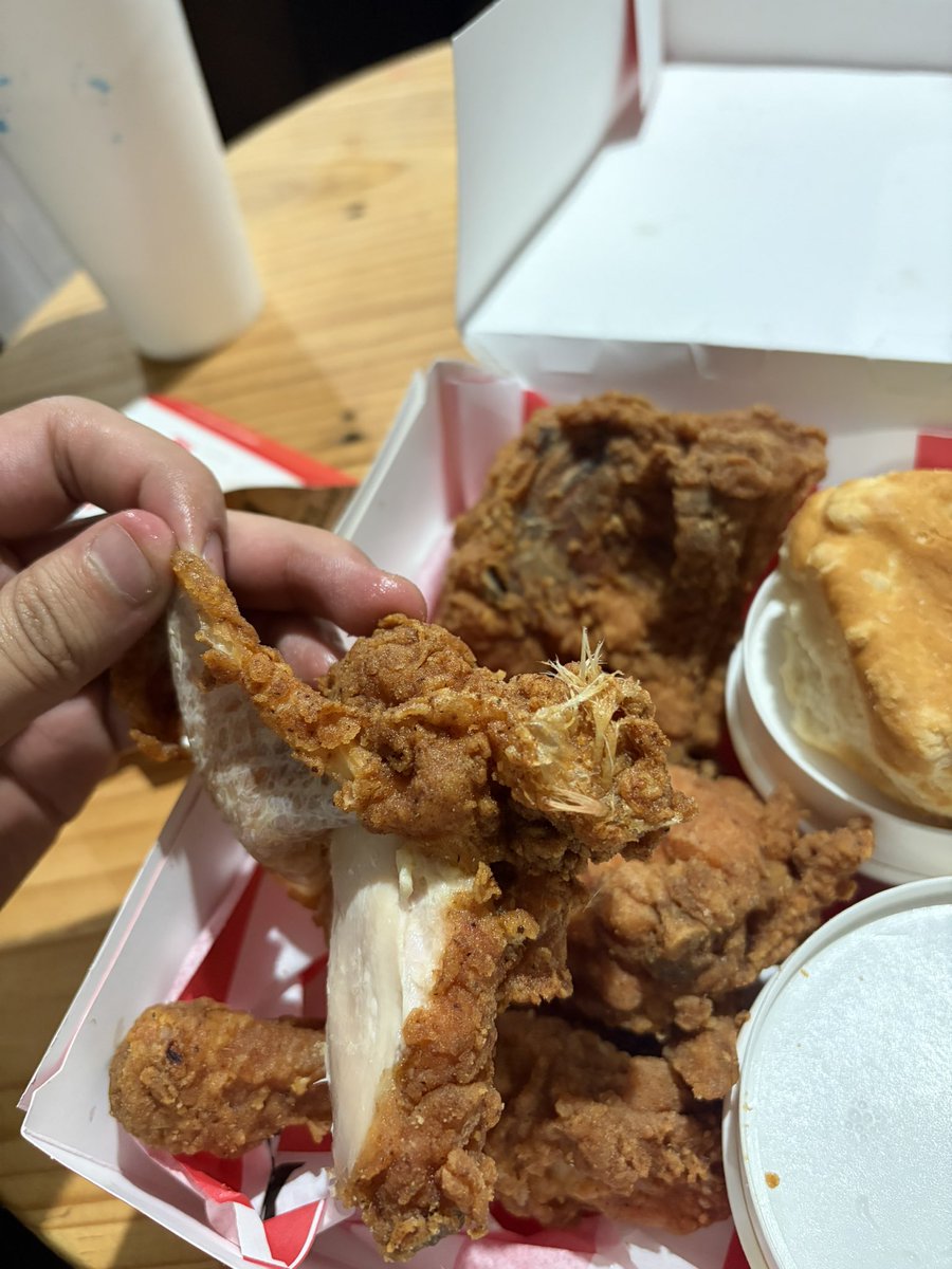 SantaSuerteMX's tweet photo. @KFC_MEXICO Muy mala experiencia hoy en la sucursal de Acerina 79, Col. Estrella, Gustavo A. Madero.

Desde mi llegada me informaron que no había hamburguesas y tuve que esperar porque no tenían papas listas. Entiendo que eran las 9 de la noche y puede haber momentos de alta demanda o cansancio del personal, pero al final quien resultó afectado fui yo como cliente.

Al recibir mi pedido noté que ni siquiera incluyeron mi bebida y, para empeorar la situación, el pollo tenía restos de plumas, una textura excesivamente dura y un olor poco agradable, por lo que preferí no consumirlo.

Porfavor chequenlo no es grato llevarse estas experiencias!