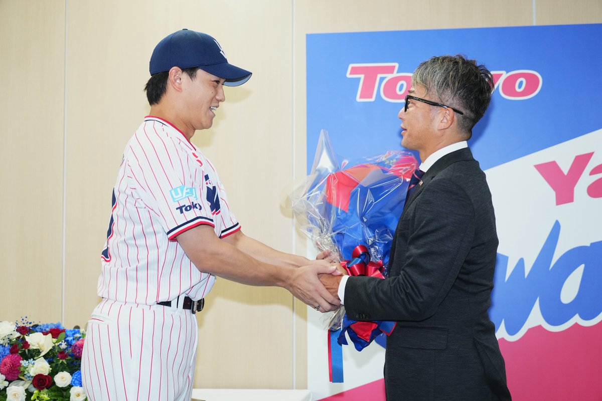 YS_FullCount's tweet photo. ヤクルト #石川雅規 投手の引退会見

投手陣4人がサプライズ登場

花束贈呈で後輩・ #小川泰弘 #高橋奎二 両投手が涙

Photo by Yasushi Kobayashi

#swallows https://t.co/PV8sN9yU5x