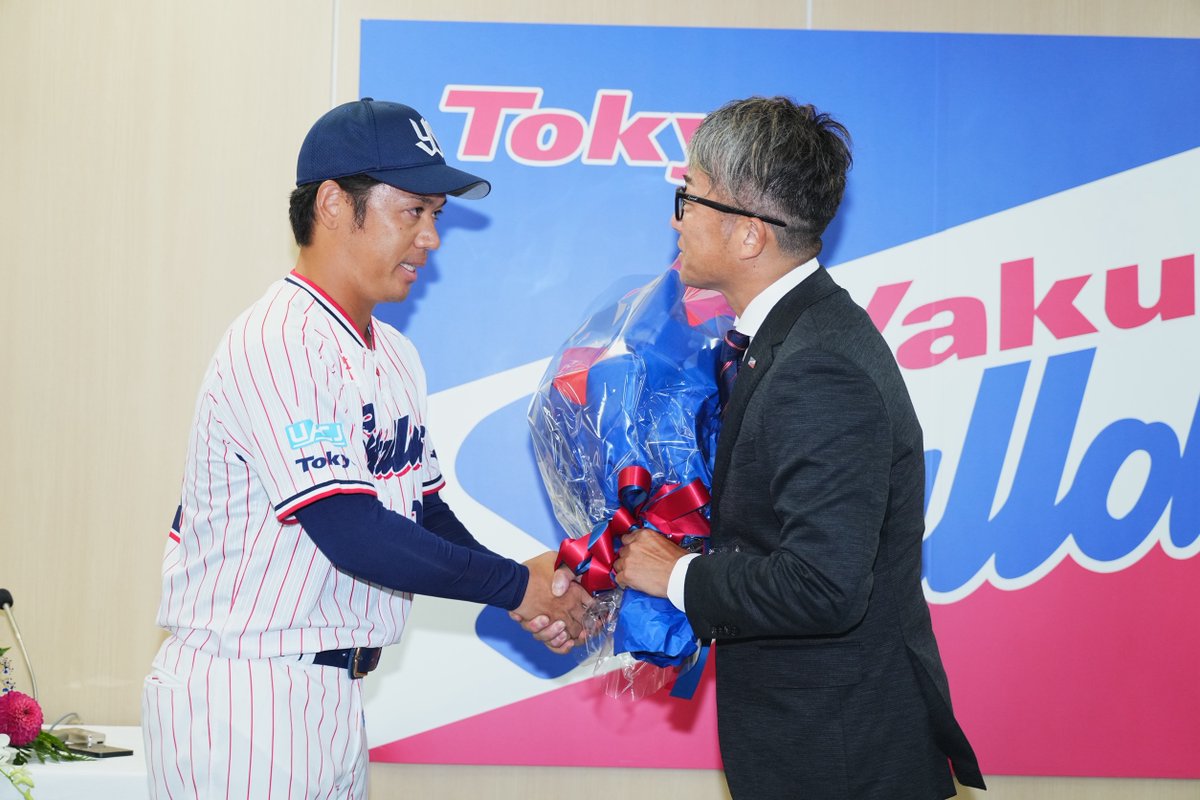 YS_FullCount's tweet photo. ヤクルト #石川雅規 投手の引退会見

投手陣4人がサプライズ登場

花束贈呈で後輩・ #小川泰弘 #高橋奎二 両投手が涙

Photo by Yasushi Kobayashi

#swallows https://t.co/PV8sN9yU5x
