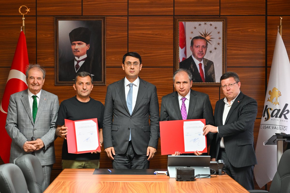 TC_UsakValiligi's tweet photo. Valimiz Dr. Serdar Kartal, Uşak Milletvekillerimiz Opr. Dr. İsmail Güneş ve Av. Fahrettin Tuğrul ile Uşak Millet Camii Yaptırma ve Yaşatma Derneği Başkanı Mehmet Karagöz’ün katılımlarıyla, Millet Bahçesi içerisinde inşa edilmesi planlanan Uşak Millet Camii’ne ilişkin yapım protokolü imzalandı.

Kentimizin manevi ve mimari dokusuna değer katacak, hemşehrilerimizi aynı çatı altında buluşturacak önemli bir eser olarak hayata geçirilmesi planlanan Uşak Millet Camii’nin şehrimize ve tüm hemşehrilerimize hayırlı olmasını diliyoruz.