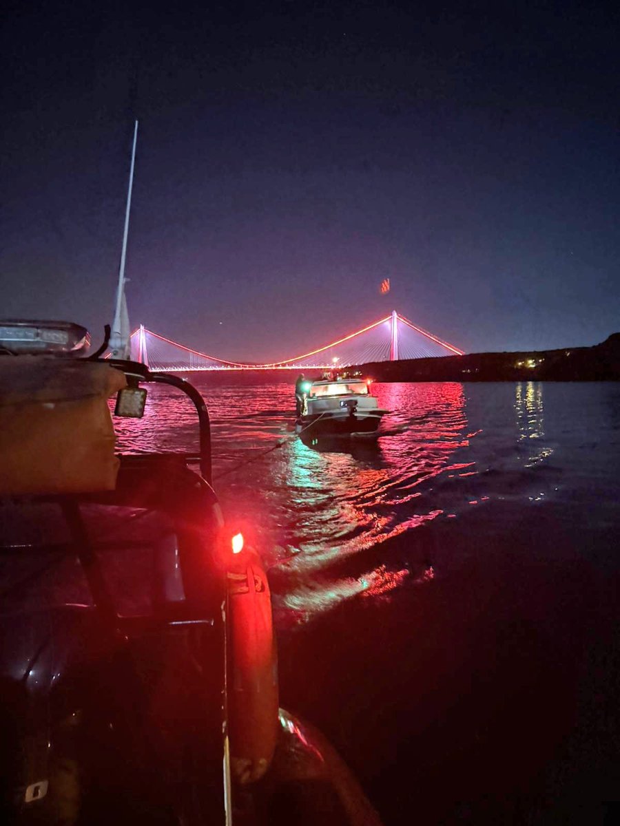 kiyiemniyet's tweet photo. Sarıyer Kısırkaya Sahili önlerinde makine arızası nedeniyle sürüklenen ve içerisinde 4 kişi bulunan 8 metre boyundaki tekne, TAHLİSİYE-1 botumuzca yedeklenerek Rumeli Feneri'nde emniyete alındı. https://t.co/p8NmJw4RdD