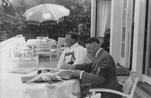 Arefuwe's tweet photo. #OTD-02.09.1936: Auf d.Obersalzberg überreicht #Hitler #Göring eine Denkschrift. Darin behauptet er, dass die Sowjetunion Deutschland angreifen werde.Die deutsche Armee müsse in 4 J. einsatzfähig sein. Sie gilt als Beweisstück für Hitlers #Kriegspläne
Mehr:https://t.co/5Olzj6yFxP https://t.co/N85pBX3jjd