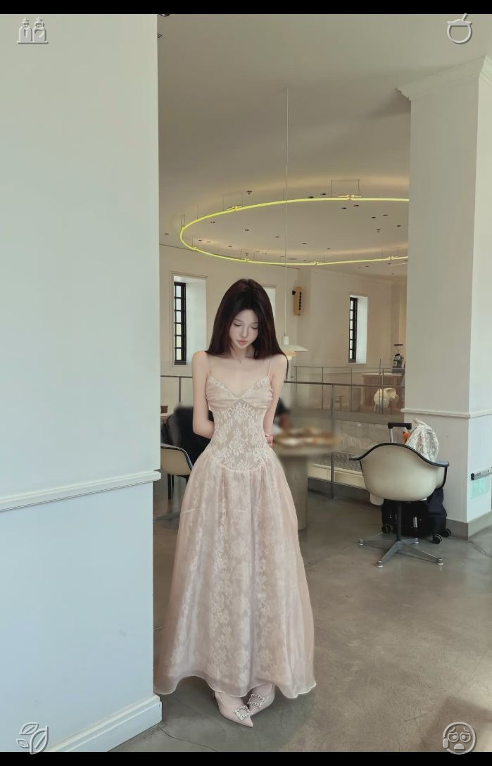 CarneHelena's tweet photo. 😛A cup of tea infused with honey and nuts brings both warmth and fullness. Stepping outdoors, she found herself surrounded by snow-laden trees and homes that formed an enchanting winter scene. Against this frosted landscape, she snapped pictures of her attire—the cream-colored https://t.co/zrHpXd1n16