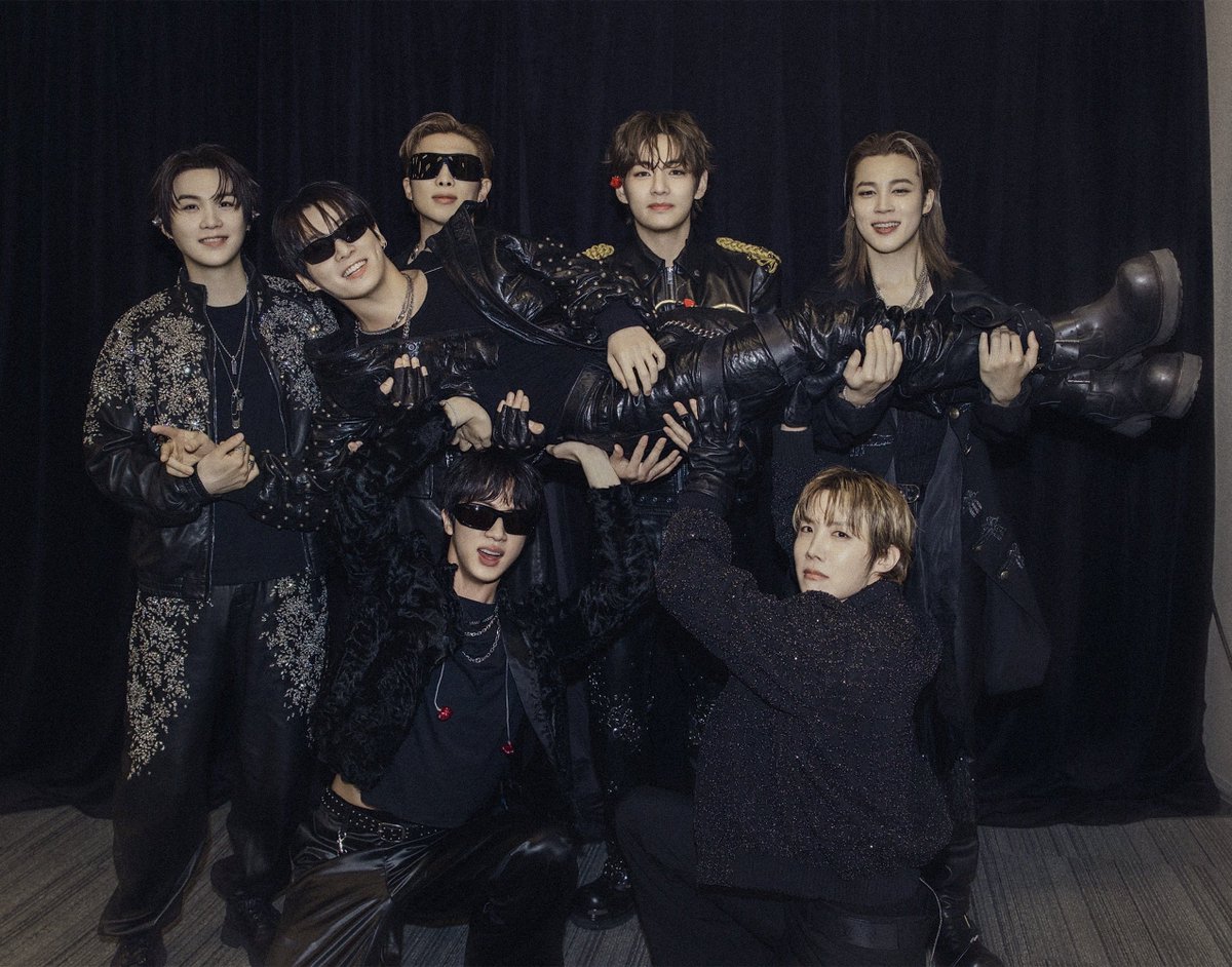 jmfolder's tweet photo. THATS THEIR BABY OH MY GOD 😭😭😭 https://t.co/luRw0gCOcf