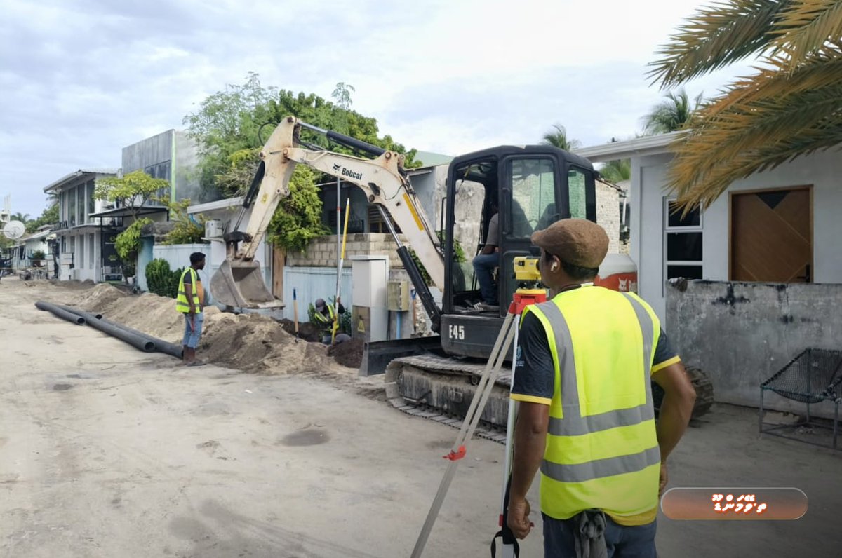 rdcmaldives's tweet photo. ޕަބްލިކް ސެކްޓަރ އިންވެސްޓްމަންޓް ޕްރޮގްރާމްގެ ދަށުން ތ. ވޭމަންޑޫގެ މަގުތައް ޒަމާނީ ފެންވަރަށް ތަރައްޤީ ކުރުމުގެ މަޝްރޫއުގެ ދަށުން ގާޒީ މަގުގައި ކުރިއަށްދަނީ ކޭބަލް ޖަންކްޝަން ބެހެއްޓުމުގެ މަސައްކަތް.

#TeamRDC https://t.co/WpwHfPE5O2