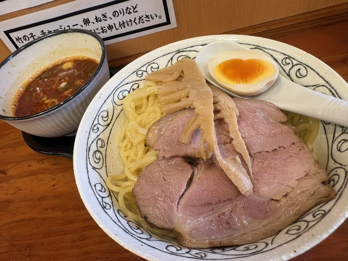 moya_tera's tweet photo. 『麺屋なつめ』
上井草駅周辺のこちらのお店。
赤煮干しつけ麺(中辛・中盛り300g)を発注です！
魚粉たっぷりと香るスープに数種類の唐辛子をブレンドしてありガツンとした味わい。
炙りチャーシューかと楽しみにしてたらデカっ！
メンマではなくデカ竹の子！
最後は節粉香る割で〆〼よ
〜モヤてら〜 https://t.co/tPeKkS9RKD