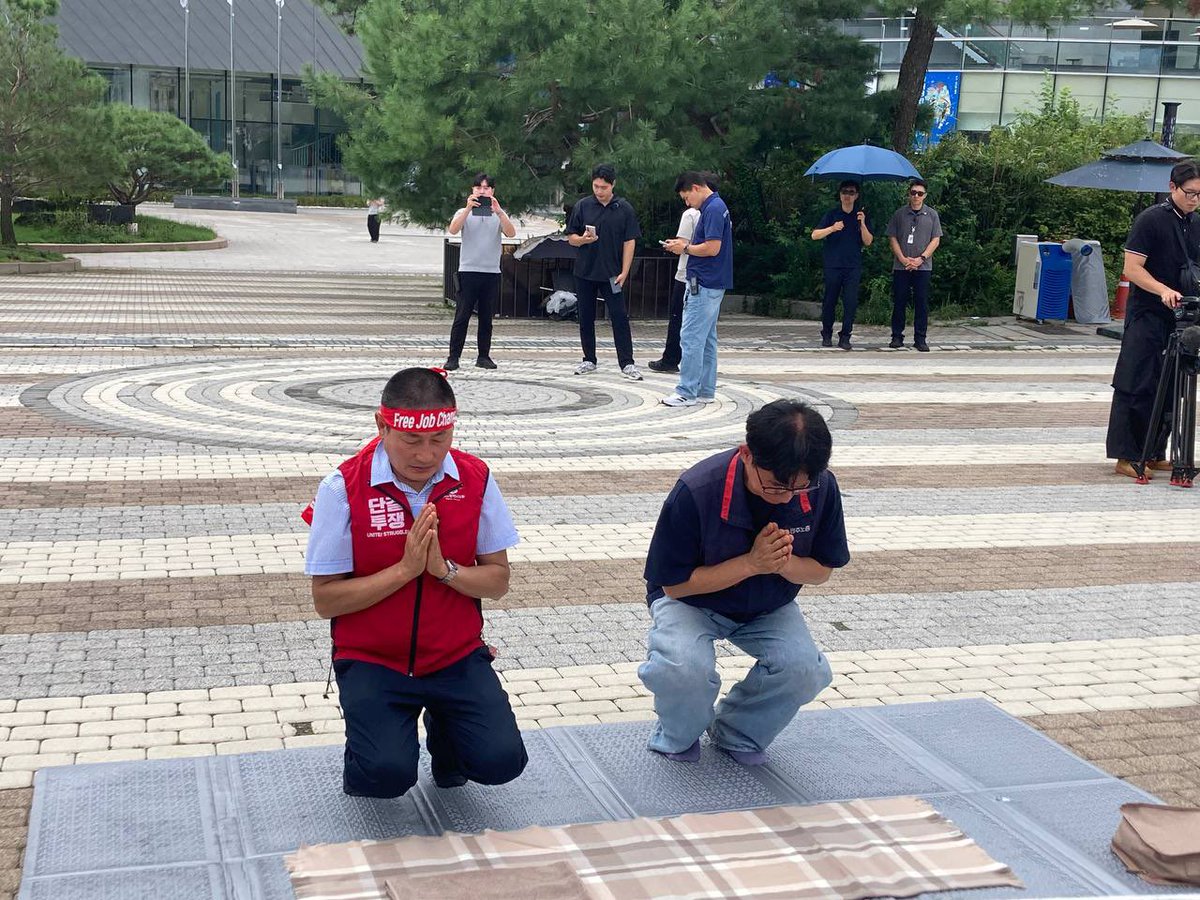 saramiwatta's tweet photo. 이주노동자 강제노동 철폐 사업장변경 자유 보장을 위한 108배와 우다야라이 위원장님 삭발식이 진행되었습니다. 9월 13일 함께 모입시다! https://t.co/HZerrFVsNI
