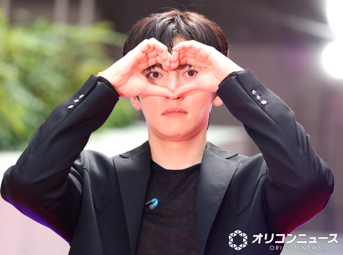 oricon's tweet photo. 今田美桜、ドラマ撮影で転びまくり💦
チ・チャンウクが心配
⠀
「美桜さんが目の前から急に消えました。
転んでいました…」
⠀
走るたびに転倒する今田のために
「毎日お祈りしていました🙏」
https://t.co/fcLWcyuT5f
⠀
日テレ初のドラマ合同イベントに
豪華キャスト陣が集結
⠀
#メリーベリーラブ https://t.co/QdSX804FRj
