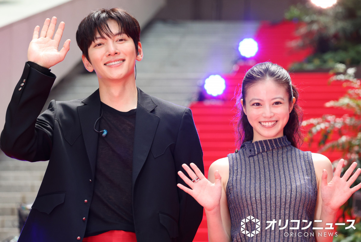 oricon's tweet photo. 今田美桜、ドラマ撮影で転びまくり💦
チ・チャンウクが心配
⠀
「美桜さんが目の前から急に消えました。
転んでいました…」
⠀
走るたびに転倒する今田のために
「毎日お祈りしていました🙏」
https://t.co/fcLWcyuT5f
⠀
日テレ初のドラマ合同イベントに
豪華キャスト陣が集結
⠀
#メリーベリーラブ https://t.co/QdSX804FRj