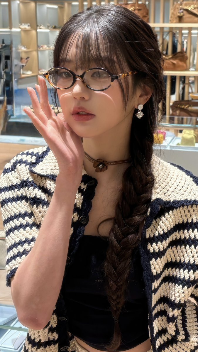 wonyoungdollz's tweet photo. Wonyoung with glasses is my weakness https://t.co/3BnreIEhl0