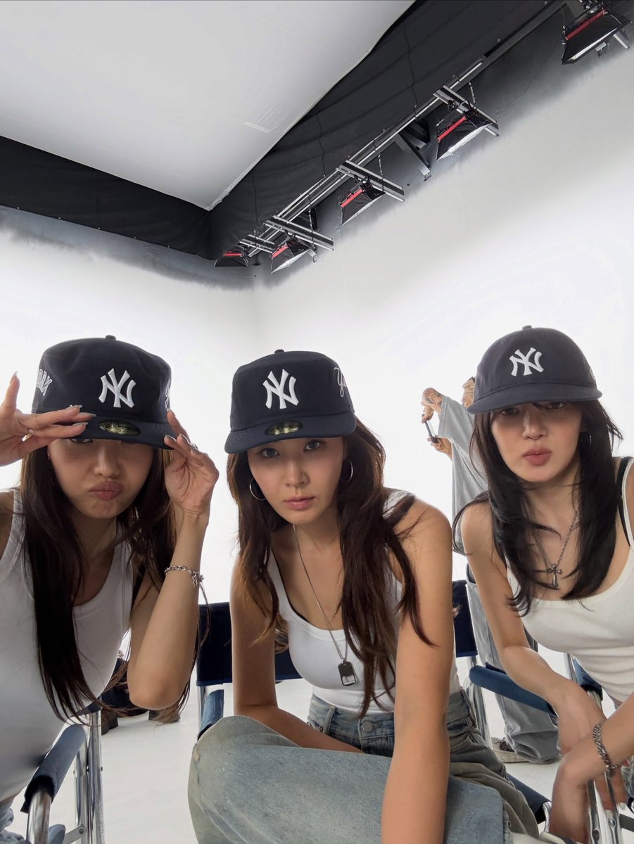 glassyulk's tweet photo. Hot debut for Hyo Ri Soo  
I'll do my best😎 https://t.co/duMUI8Iv0b