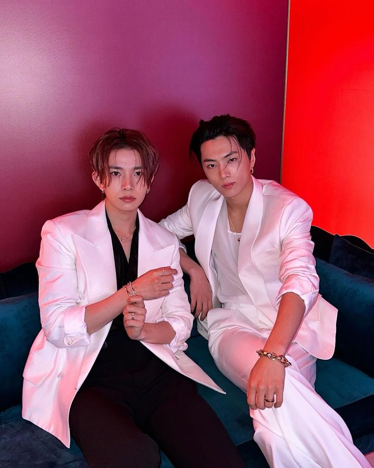 Mintchocofusun's tweet photo. 두 사람의 인연은 영원해 You are draining their health and separating a 10-year friendship. Jay and Heeseung are ride or die. Stop the overwork. Boycott this greedy company now. #BlueMoon_with_HEESEUNG_JAY #BoycottHYBE_ProtectSevEN https://t.co/lXRDyhFjqB