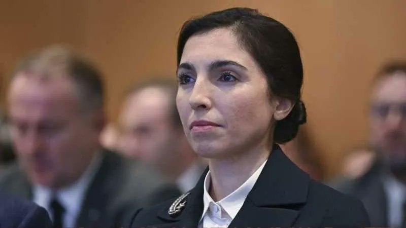 t24comtr's tweet photo. 🔴 Site ve otel müdüründen Eski TCMB Başkanı Gaye Erkan hakkında suç duyurusu: "Dua et babam uyuyor, yoksa silahını çekip hepinizi vururdu" diyerek tehdit etti

📌 Swissotel Resort Bodrum Beach Otel Genel Müdürü İlker Ali Şen ifadesinde, "Çalışan personelime ‘Ben Maliye Bakanı olacağım, İçişleri Bakanı olacağım, sizi attırırım, sürdürürüm’ şeklinde sözler söyleyerek tehdit etmektedir" dedi.
https://t.co/rAyjH4w8Su