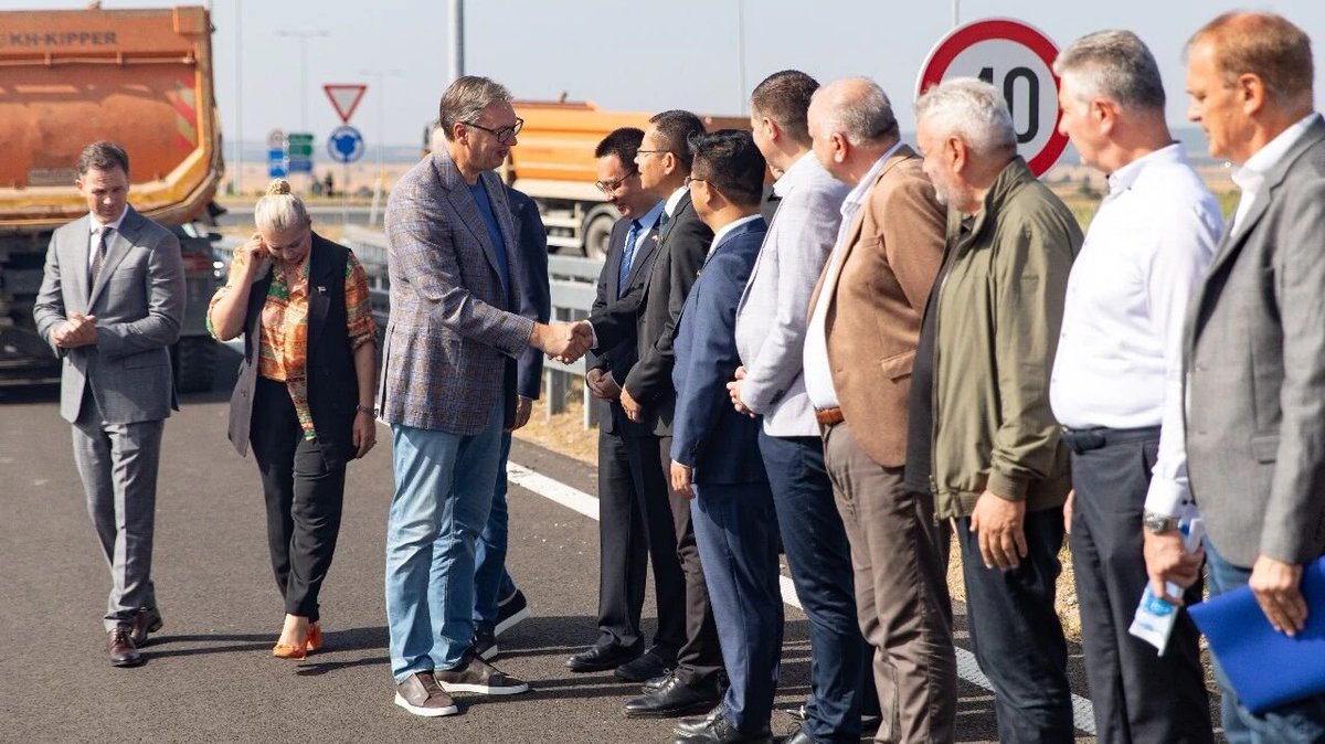 SDHSCSI's tweet photo. On August 30, the Danube Corridor Expressway project in Serbia, built by Shandong Hi-Speed Group, held its opening ceremony. Serbian President Vučić attended the event and rode as one of the first passengers on the newly opened section. He highly praised the group for its outstanding contributions to the project.
(Source: Shandong Hi-Speed Group)