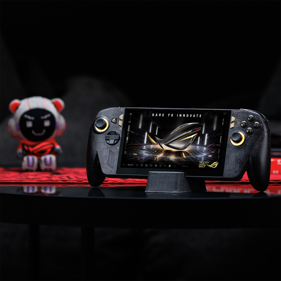 ASUS_ROG's tweet photo. Meet the ROG XBOX Ally X20 😍

With a stunning new gold and black design, an upgraded 7.4-inch OLED screen, and control improvements across the board, it's a physical representation of 20 years of ROG gaming innovation. https://t.co/hNHUYsGEqi