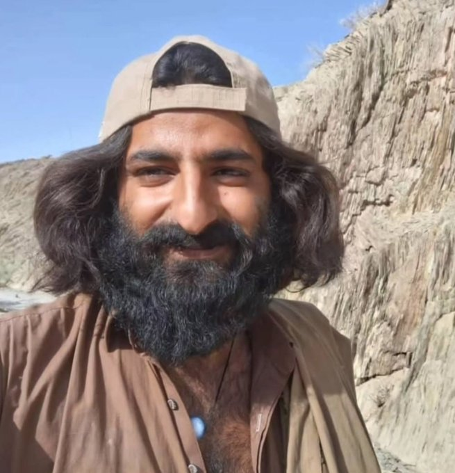 BalochVisionX's tweet photo. پڑھے لکھے بلوچ نوجوان آخر کب تک دہشت گردی کا ایندھن بنتے رہیں گے؟

لال خان نواز کی کہانی صرف ایک نوجوان کی کہانی نہیں، بلکہ اس خطرناک رجحان کی علامت ہے جس میں تعلیم، قابلیت اور روشن مستقبل رکھنے والے نوجوان شدت پسندی کی طرف دھکیلے جاتے ہیں۔ بولان میڈیکل کالج کا ایک MBBS طالبعلم، جو بلوچستان حکومت کی اسکالرشپ پر ڈاکٹر بننے کی تیاری کر رہا تھا، اپنی تعلیم مکمل کرکے اپنے خاندان اور معاشرے کا سہارا بن سکتا تھا۔

مگر وہ تعلیم کا راستہ چھوڑ کر مسلح سرگرمیوں میں شامل ہوگیا اور بالآخر سیکیورٹی فورسز کے ساتھ جھڑپ میں مارا گیا۔ ایک ایسا مستقبل جو سفید کوٹ، ہسپتال اور خدمتِ انسانیت سے جڑا ہو سکتا تھا، بندوق اور تشدد کی نذر ہوگیا۔

اصل سوال یہ ہے کہ بلوچ نوجوانوں کو کتاب، ہنر اور روزگار سے دور کرکے بندوق کی طرف کون دھکیل رہا ہے؟ شدت پسند تنظیمیں نوجوانوں کو کوئی مستقبل نہیں دیتیں؛ وہ ان کی تعلیم، خواب، خاندان اور زندگی سب کچھ چھین لیتی ہیں۔
#SayNoToTerrorism #Balochistan #Chaghi #Dalbandin
