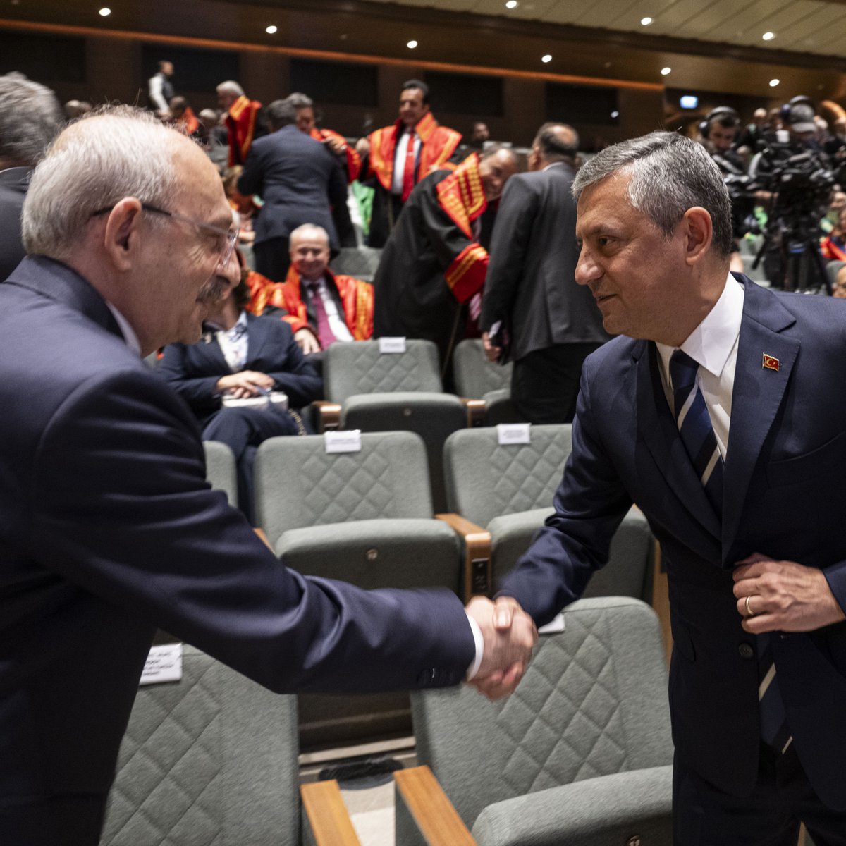 bosunatiklama's tweet photo. Kemal Kılıçdaroğlu ve Özgür Özel, adli yıl açılış töreninde el sıkıştı. https://t.co/LDL9WQkITG