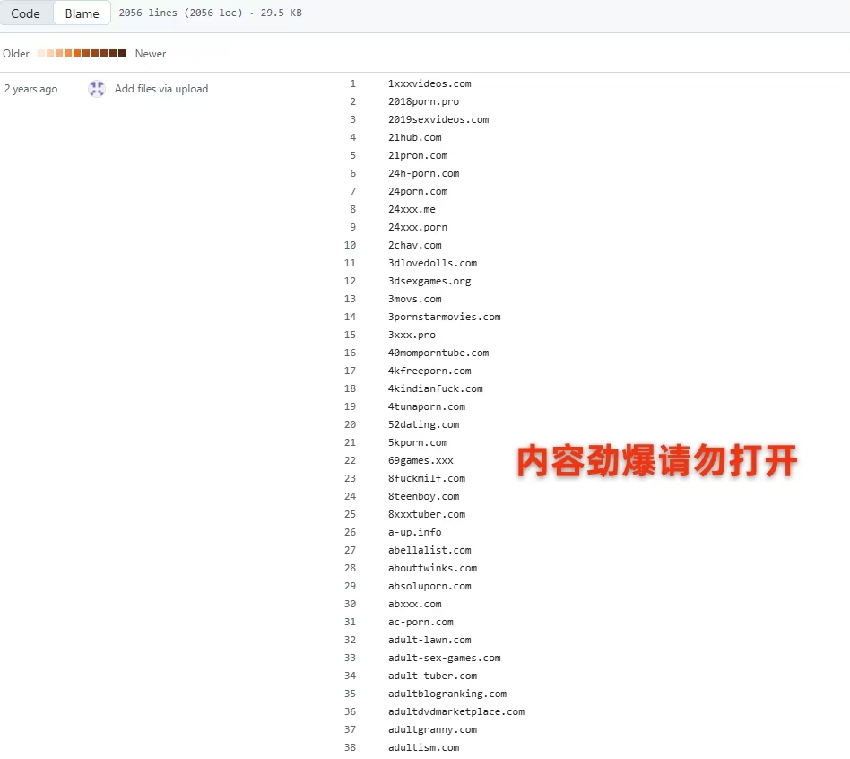 huoshan007's tweet photo. 兄弟们我挖到个离谱的。

有个外国老哥为了戒色封印短视频网站，直接把他收藏的 1000 多个网站拉黑，相关域名全塞进 hosts，连 CDN 都没放过。

本来是给自己断色瘾的，结果有人顺手传 GitHub，评论区一堆人：谢谢，收藏了。

我自己看完第一反应不是戒XX，而是这清单整理得也太细了。

这个是的很搞笑，越想封印，越像藏宝图。

https://t.co/TxjPpfrjOu