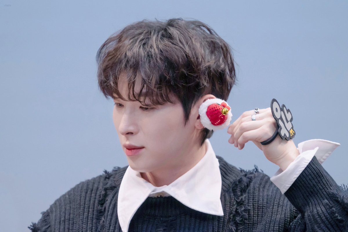 en_joy_city's tweet photo. 팬싸 다시하쟈... 왜냐면 내가 못갔었어
굳이 앨범을 내야 할까요?? 다른 방식으로 힐 수 있지 않으까? https://t.co/J7EqGuByFL