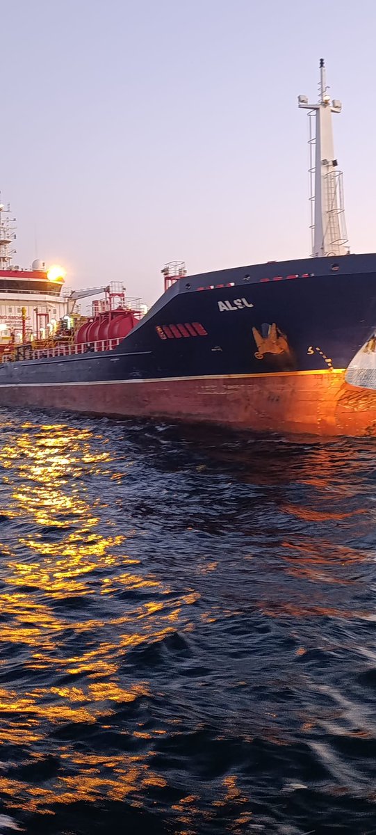 denizcilikgm's tweet photo. Uydu Yardımlı Arama Kurtarma Sistemimizden (COSPAS-SARSAT) saat 03:26'da Marmara Denizi'nde trafik ayırım düzeni içerisinde (Silivri açıklarındaki mevkideki) bir geminin EPİRB cihazından (Acil Durum Konum Gösterici Radyo Vericisi) alınan acil durum sinyali araştırılması neticesinde Tuğberk İmamoğlu gemisine ait olduğu belirlenmiş ve Türk Radyo tarafından çağrı yapılmıştır.

Saat 03:41’de ALSU tankeri kaptanı tarafından Gemi Trafik Hizmetleri Merkezimize, saat 03:15 civarında kimliğini bilmediği bir gemi ile çarpıştığını (çatışma) bildirilmiştir. 

Cospas-Sarsat sistemimizden alınan sinyal incelenerek yapılan araştırma neticesinde Marmara Denizi'nde trafik ayırım hattı içerisinde Kocaeli'nden Aliağa'ya seyreden boş durumdaki ALSU tankeri ile İskenderun’dan Karadeniz Ereğli’ye 4.199 ton rulo sac taşıyan Tuğberk İmamoğlu isimli kuru yük gemisinin çarpıştığı (çatışma) anlaşılmış ve ivedilikle arama kurtarma faaliyeti başlatılmış ilk deniz unsuru saat 04:10'da bölgeye intikale başlamıştır.
  
Tuğberk İmamoğlu gemisinin hiçbir çağrıya cevap vermemesi ve gemideki personellerin cep telefonları AAKKM tarafından aranmasına rağmen cevap verilmemesi üzerine Tuğberk İmamoğlu kuru yük gemisi batmış olduğu değerlendirmekte olup, arama ve kurtarma faaliyetlerinin Kıyı Emniyeti Genel Müdürlüğü ve Sahil Güvenlik Komutanlığı ekiplerince ivedilikle başlatılarak sürdürülmektedir. 

Olay yerinde; 14 adet deniz arama kurtarma unsuru, bir helikopter ve kazazede Alsu tankeri fiilen arama kurtarma operasyonuna katılmaktadır.

10 gemi insanın görev yaptığı Tuğberk İmamoğlu gemisine ait can kurtarma araçları (serbest düşmeli can filikası dahil) deniz yüzeyinde bulunmuş ne yazık ki içlerinde gemi personeli tespit edilememiştir.

Deniz kazası ile ilgili gelişmeler takip edilmekte olup kamuoyu bilgilendirilecektir.