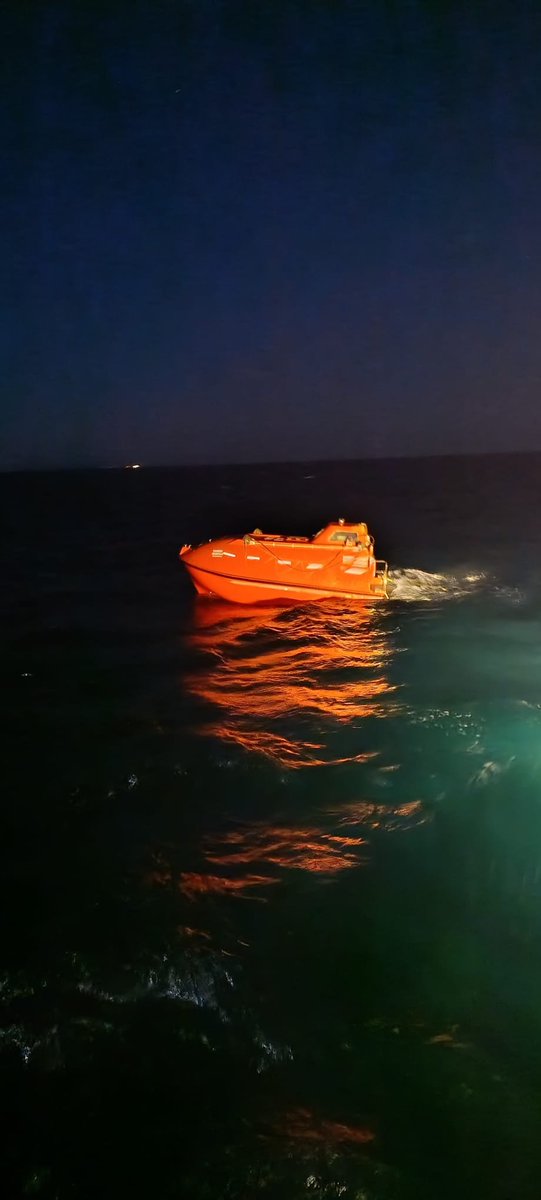 denizcilikgm's tweet photo. Uydu Yardımlı Arama Kurtarma Sistemimizden (COSPAS-SARSAT) saat 03:26'da Marmara Denizi'nde trafik ayırım düzeni içerisinde (Silivri açıklarındaki mevkideki) bir geminin EPİRB cihazından (Acil Durum Konum Gösterici Radyo Vericisi) alınan acil durum sinyali araştırılması neticesinde Tuğberk İmamoğlu gemisine ait olduğu belirlenmiş ve Türk Radyo tarafından çağrı yapılmıştır.

Saat 03:41’de ALSU tankeri kaptanı tarafından Gemi Trafik Hizmetleri Merkezimize, saat 03:15 civarında kimliğini bilmediği bir gemi ile çarpıştığını (çatışma) bildirilmiştir. 

Cospas-Sarsat sistemimizden alınan sinyal incelenerek yapılan araştırma neticesinde Marmara Denizi'nde trafik ayırım hattı içerisinde Kocaeli'nden Aliağa'ya seyreden boş durumdaki ALSU tankeri ile İskenderun’dan Karadeniz Ereğli’ye 4.199 ton rulo sac taşıyan Tuğberk İmamoğlu isimli kuru yük gemisinin çarpıştığı (çatışma) anlaşılmış ve ivedilikle arama kurtarma faaliyeti başlatılmış ilk deniz unsuru saat 04:10'da bölgeye intikale başlamıştır.
  
Tuğberk İmamoğlu gemisinin hiçbir çağrıya cevap vermemesi ve gemideki personellerin cep telefonları AAKKM tarafından aranmasına rağmen cevap verilmemesi üzerine Tuğberk İmamoğlu kuru yük gemisi batmış olduğu değerlendirmekte olup, arama ve kurtarma faaliyetlerinin Kıyı Emniyeti Genel Müdürlüğü ve Sahil Güvenlik Komutanlığı ekiplerince ivedilikle başlatılarak sürdürülmektedir. 

Olay yerinde; 14 adet deniz arama kurtarma unsuru, bir helikopter ve kazazede Alsu tankeri fiilen arama kurtarma operasyonuna katılmaktadır.

10 gemi insanın görev yaptığı Tuğberk İmamoğlu gemisine ait can kurtarma araçları (serbest düşmeli can filikası dahil) deniz yüzeyinde bulunmuş ne yazık ki içlerinde gemi personeli tespit edilememiştir.

Deniz kazası ile ilgili gelişmeler takip edilmekte olup kamuoyu bilgilendirilecektir.