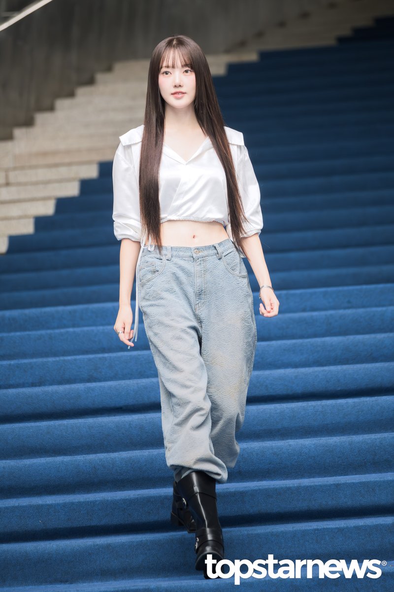 TSN_PHOTO's tweet photo. [HD포토] 예린, ‘168cm 롱다리 병아리’ (2027 S/S 서울패션위크) #서울패션위크 #포토월 #프리뷰 #예린 #YERIN #여자친구 #GFRIEND https://t.co/izJlvbH1kT <- Original Photo https://t.co/Zw4ZCHoci4