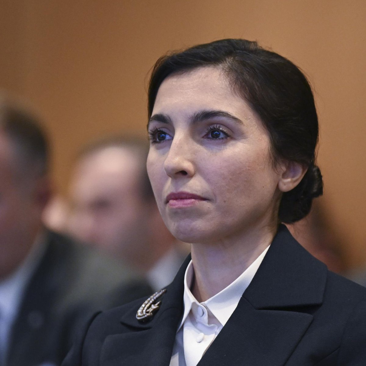 Pardonhaber's tweet photo. Gazeteci Timur Soykan, 
Bodrum'daki evinin sitesinde komşularına sorun çıkaran eski Merkez Bankası Başkanı Hafize Gaye Erkan hakkında;

"Başka bir sınıf, ulaşılmaz bir sınıf olduklarını düşünüyorlar.

Siz vatandaşlardan çok daha üstün olduklarını, çok daha ayrıcalıklara sahip olmaları gerektiğini ve halkı istedikleri gibi ezebileceklerini düşünen bir şımarıklığın içindeler.

Neye benziyor biliyor musunuz? Şu içinde yaşadığımız sistemi, siyaseti, daha doğrusu rejimin özeti bunlar.

Bunlar boşuna çıkmıyor. Amerika Birleşik Devletleri'nden transfer edilse bile bunlar boşu boşuna bu kalıplara girmiyor."