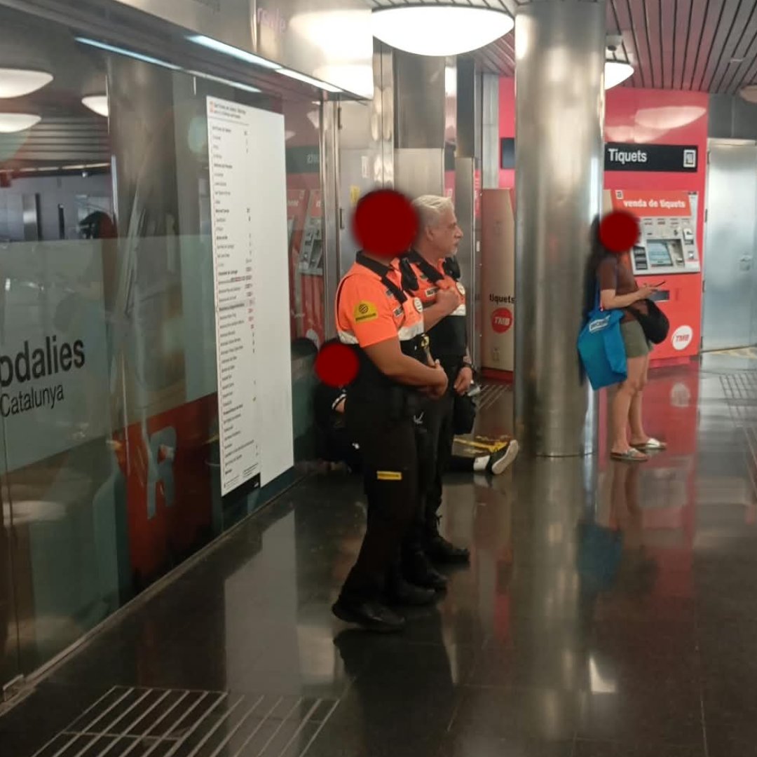 AlertaAntifaBCN's tweet photo. (2 de setembre, 11 h)

Un vigilant de @TMB_Barcelona ha proferit insults racistes i transfòbics al metro La Sagrera. Diverses persones, incloses treballadores del metro, n’han estat testimonis i han intervingut.

El vigilant, TIP 287555, ho ha justificat dient «jo soc nacional». https://t.co/DeBGSjgGLD