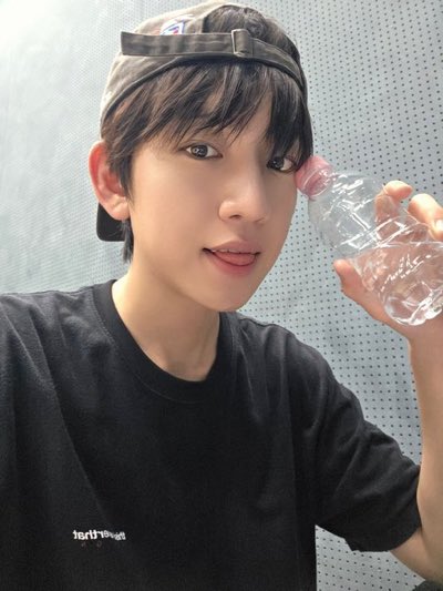 pompompinz's tweet photo. dont forget to drink water bleehhh https://t.co/KcvN90AjsP